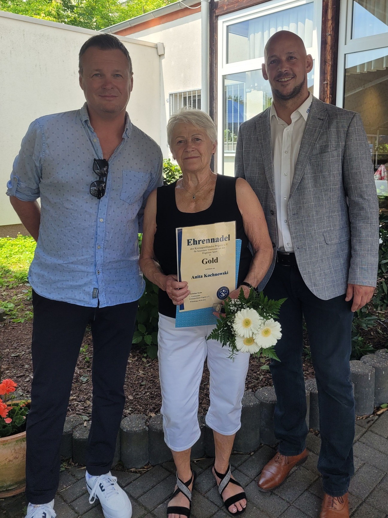 v.l.: 1. Vorsitzender des SV Empor/Grün-Rot Wittenberge Jan Conrad, Anita Kochnowski, Geschäftsführer des Kreissportbund Prignitz Tino Gerloff, Kegeln, Bohlekegeln